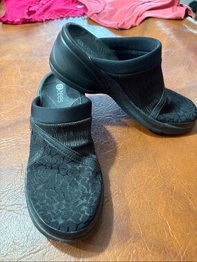 BZees Kayla Black Slip-On Clog for Women 8.5